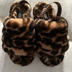 Kids Youth UGG slippers like new